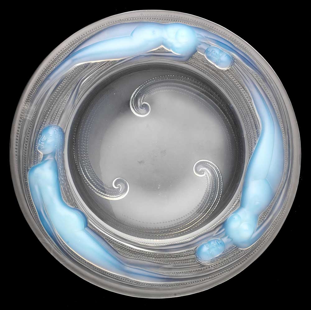 A FRENCH ART DECO VERLYS OPALESCENT GLASS DISH